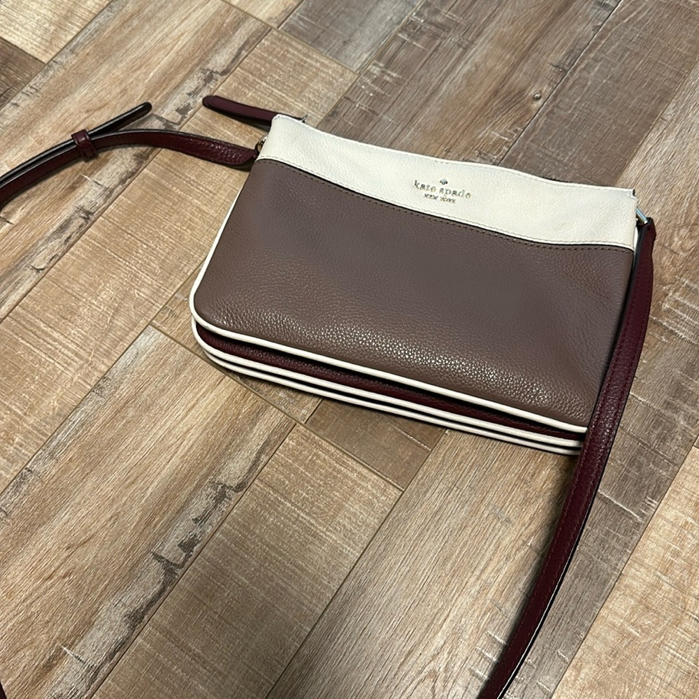 Kate Spade bag with four pockets inside cream and taupe color